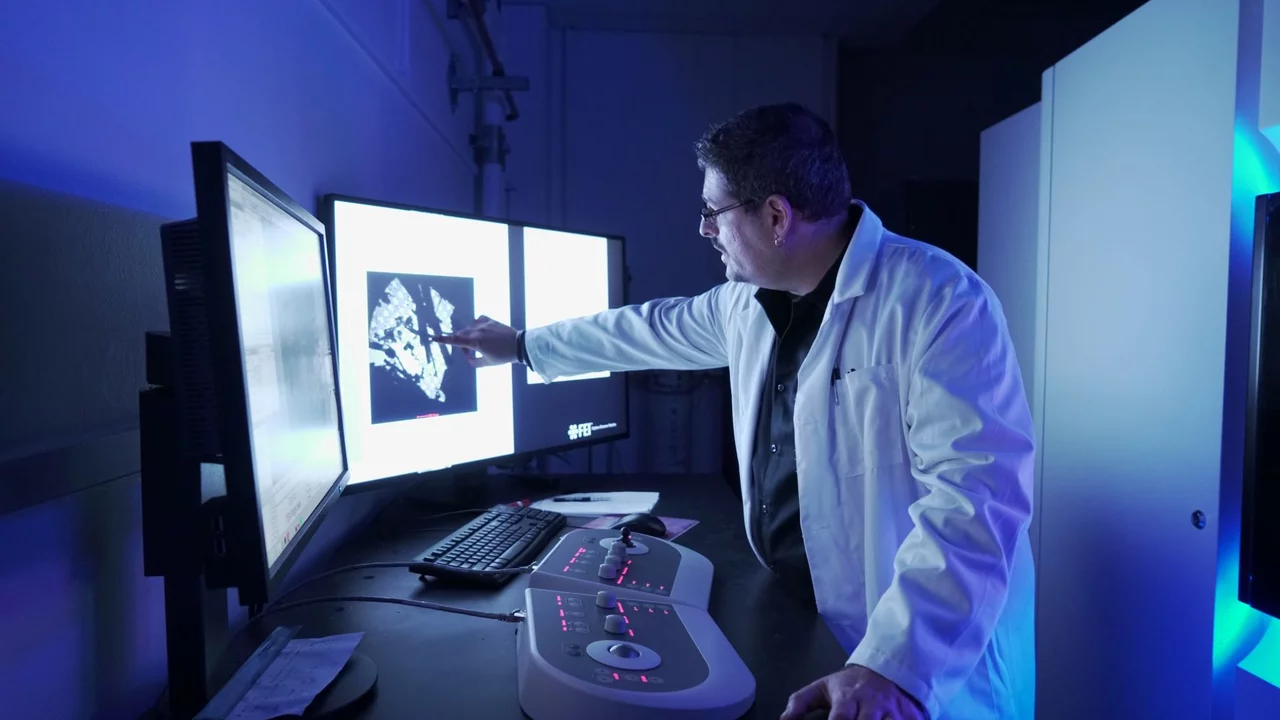 Tamir Gonen on lab computer